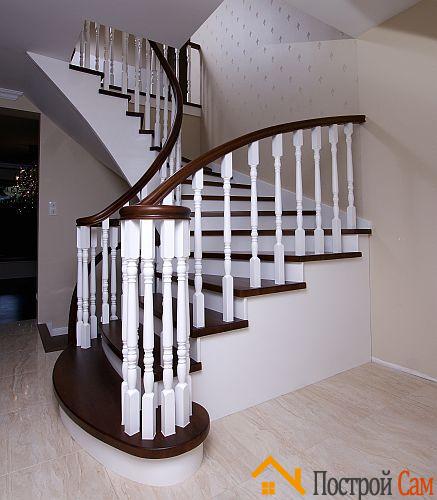 Лестница с белыми деревянными балясинами